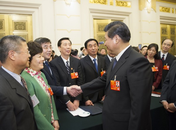 2013年“兩會”期間，習近平同志與我校袁壽其校長親切握手.jpg22